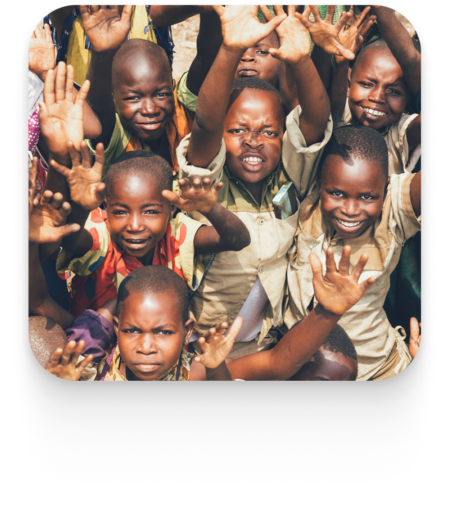 Enfants_heureux enfants heureux souriant et levant les bras au ciel