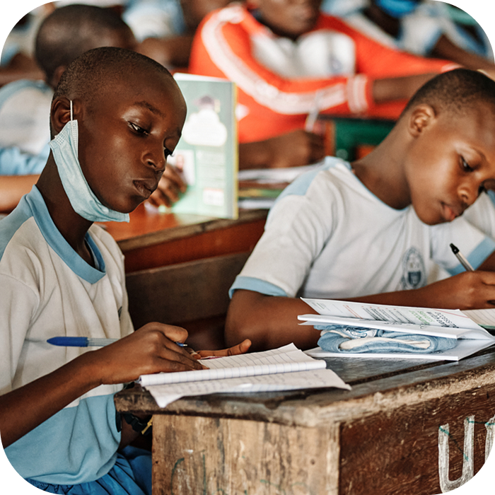 image_1 enfant étudiant à l'école