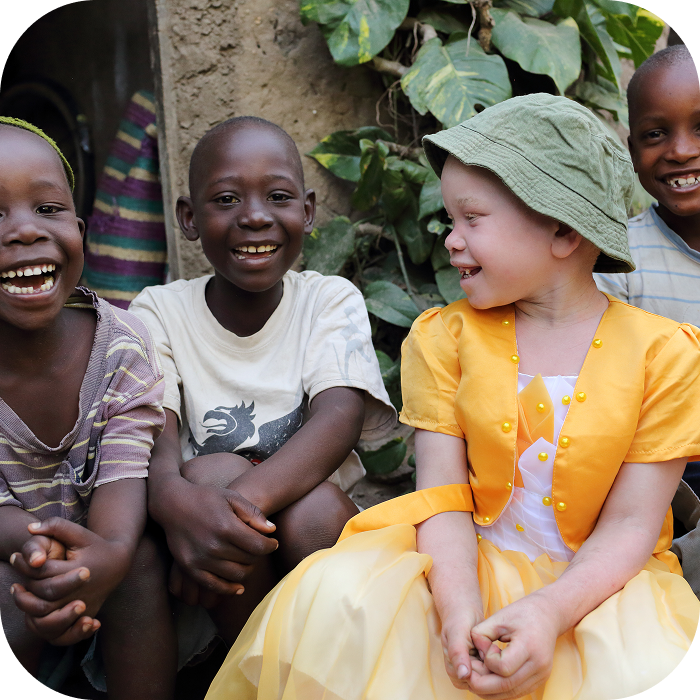 image_2 enfants souriant ensemble