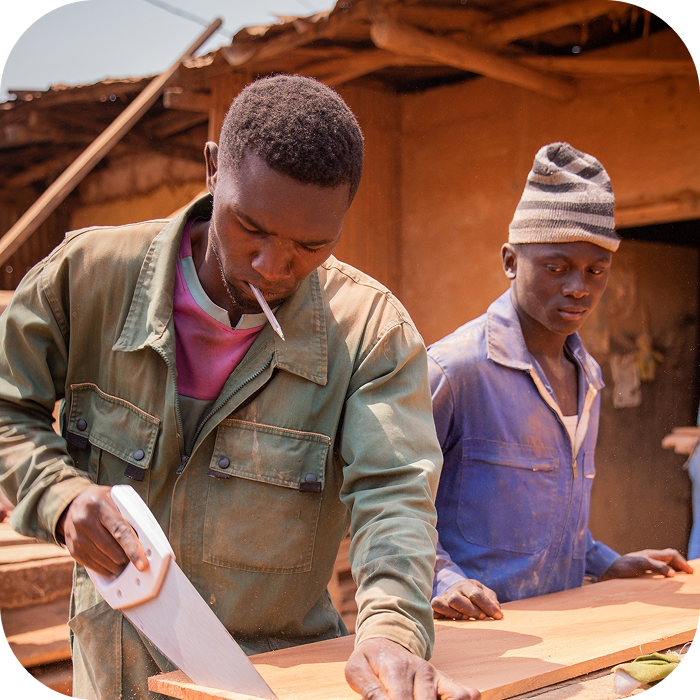 image_3 jeunes hommes travaillant à scier du bois