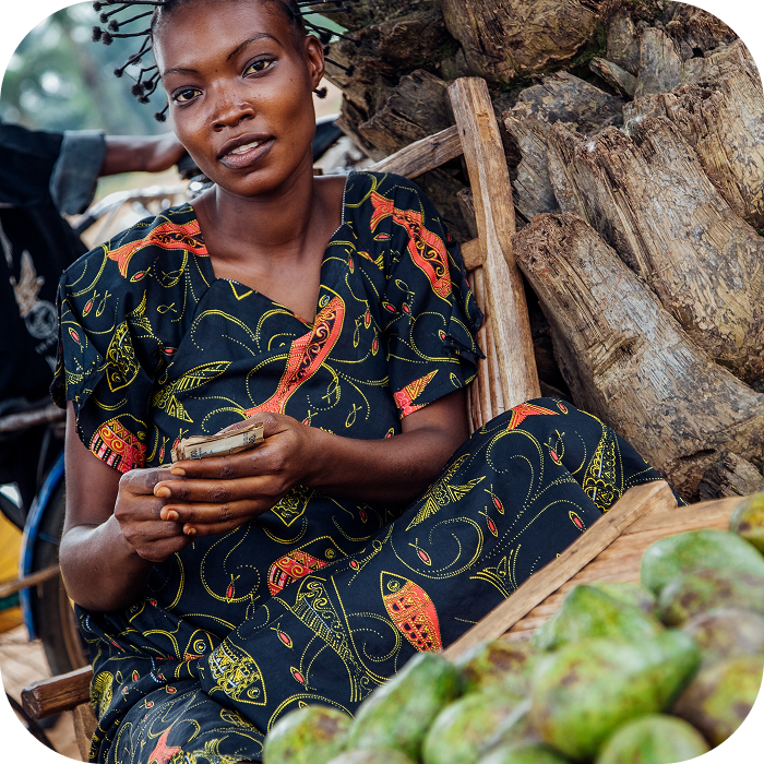 image_4 femme devant un étal de fruits