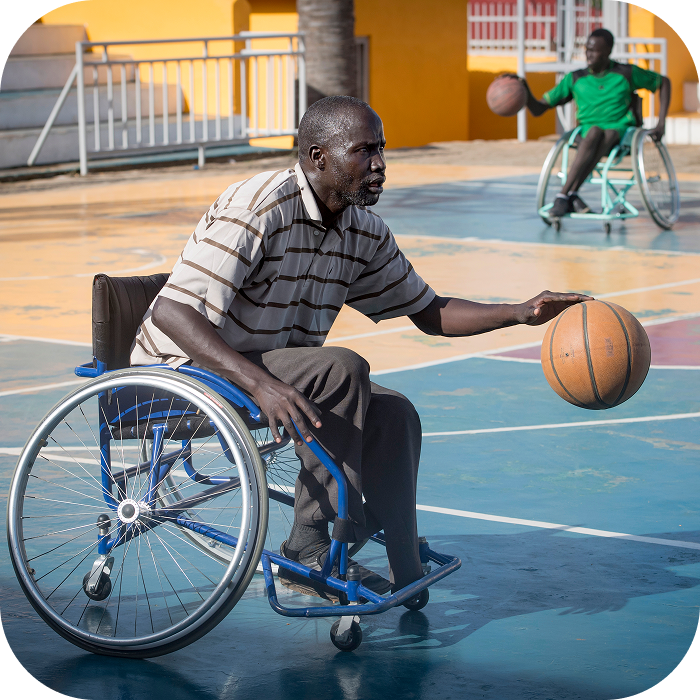 image_5 homme handicapé en fauteuil jouant au basket ball